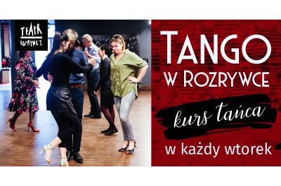 Wielki czarny kogut w białej żonie